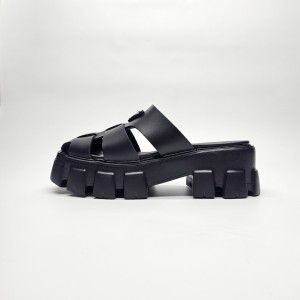 Затворени чехли Prada