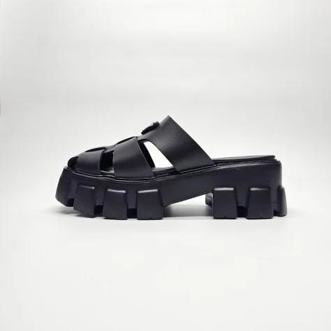 Затворени чехли Prada