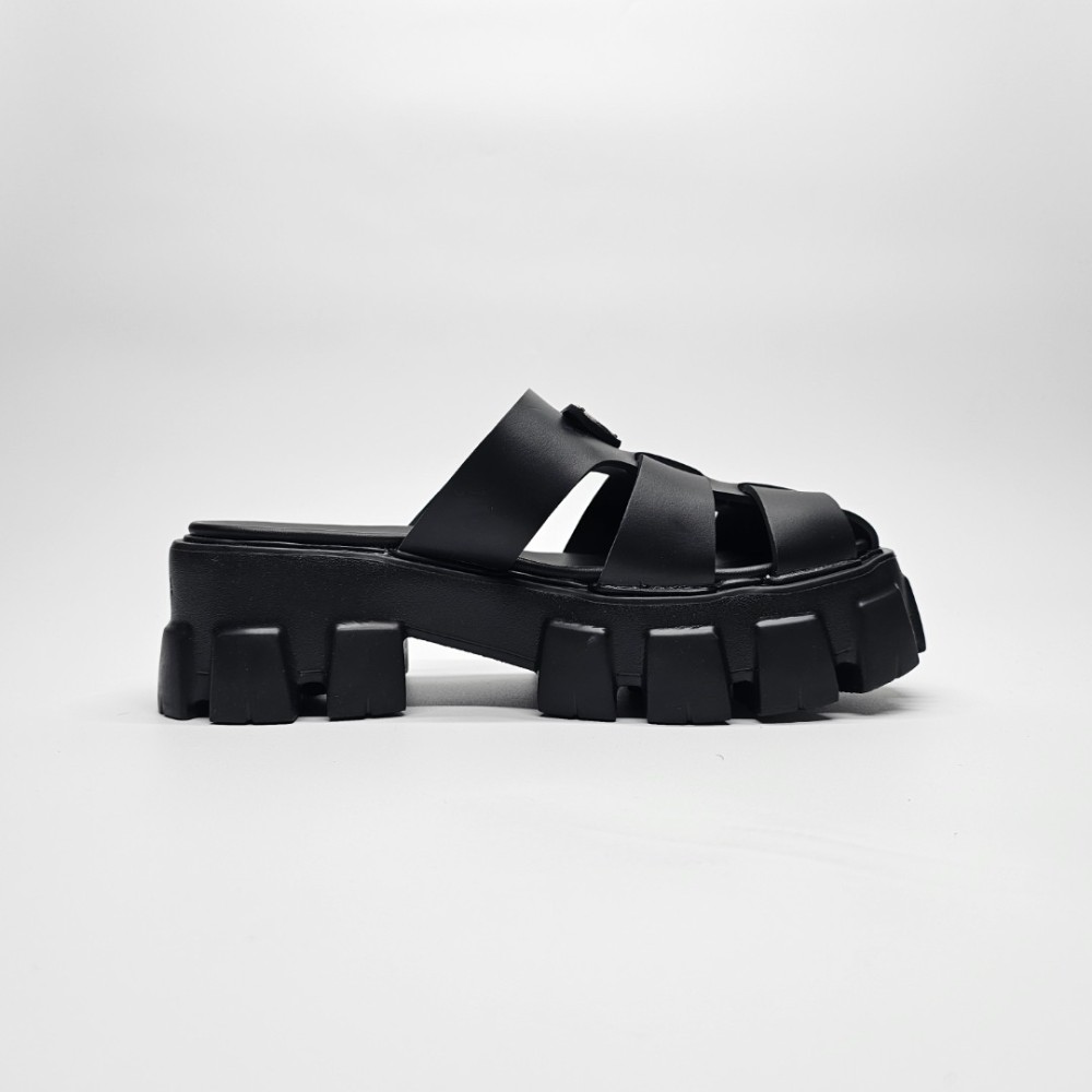 Затворени чехли Prada