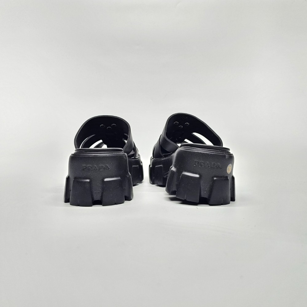 Затворени чехли Prada